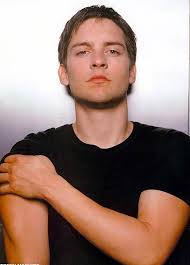 Тоби магуайр — ведущий голливудский киноактер, чьи работы включали в себя «правила виноделов», «фаворит», «великий гэтсби» тоби магуайр был подростковым актером, прежде чем основать разнообразную, богатую кинокарьеру в таких произведениях, как «ледяной. Fotografiya Tobi Maguajr