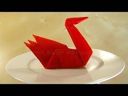 Zwei verschiedene servietten zum einfachen tafelspitz falten und ineinander schieben. Napkin Folding Swan How To Fold Napkins Youtube Napkin Folding Diy Napkins Bottles Decoration