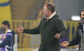 Beşiktaş'ın yeni teknik direktörü sergen yalçın, nevzat demir tesisleri'nde beşiktaş'ta ilk idmanına çıktı. Sergen Yalcin Cilgina Dondu