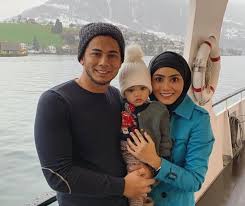 He is a talented art performer in acting and hosting, an active sportsman, an awesome entrepreneurial. Cik Yam Dah Pandai Pekena Nasi Kandaq Mawar Fizo Berjaya Mempenangkan Maryam Fareeda Pa Ma