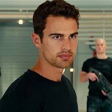 Lorena Plouganou (@Loreplouganou)