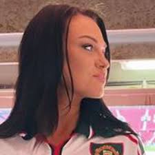 Stunning topless model and Man Utd fan reveals awkward lift encounter with  Pickford and other Everton stars