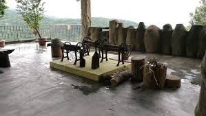 听说过 黄金有价 沉香无价 这句话吗 说的就是沉香的珍贵 小编从小就听说过它是一种很珍贵的药材 但真正见识到沉香是在几年前在这务边沉香山茶园 当时这里还是比较新的旅游景点 听完讲解后 只要你伸手出来 店员就很不吝啬的在把沉香油往你的手背点一点 就只那么