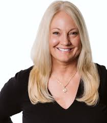 Elisa Kay's Instagram, Twitter & Facebook