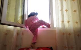 تفسير حلم سقوط طفل من مكان مرتفع للعزباء والمتزوجة والرجل زيادة