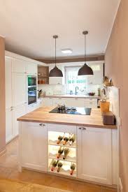 Moderne Landhauskuche In Weiss Von Hacker Kuchen Mit Kochinsel Bora Kochfeld Und Neff Elektrogeraten Haus Kuchen Landhauskuche Hacker Kuchen