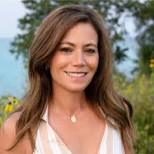 Kerri Flores's Instagram, Twitter & Facebook