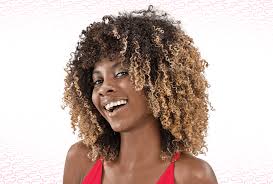 Não são apenas as meninas de cabelos lisos e ondulados que podem se beneficiar com a beleza e a feminilidade das mechas coloridas. Mechas Para Cabelos Crespos E Cacheados Tecnicas Cores E Tratamentos Beleza Natural Bonito E Ser Voce
