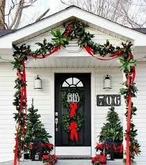 20 Idees Pour La Decoration De Porte De Noel Front Door Christmas Decorations Christmas Porch Decor Easy Outdoor Christmas Decorations