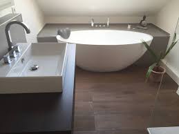 Einbau Dokumentation Eines Badeloft Kunden Anhand Der Freistehenden Badewanne Bw 04 Moderne Badezimmer Von Badeloft Gmbh Hersteller Von Badewannen Und Waschbe Badezimmer Planen Badezimmer Freistehende Badewanne