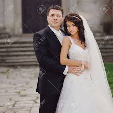 Décorez votre pièce montée mariage, votre wedding cake et votre gâteau de mariage avec notre immense sélection de sujets et figurines de mariage, trouvez votre couple de mariés original, humoristique, classique ou plus traditionnel. Portrait De Mariage Classique D Un Jeune Couple Marie Et La Mariee Banque D Images Et Photos Libres De Droits Image 44736401