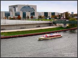 Prins bernhard kan me nog meer vertellen. Die Prins Bernhard Auf Stadtrundfahrt Auf Der Spree Zwischen Kanzleramt Und Dem Berliner Hbf 31 10 06 Schiffbilder De