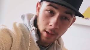 Nick Jonas lộ chiều cao khiêm tốn khi công khai hẹn hò Hoa hậu Thế giới lớn  hơn 10 tuổi