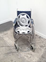 Un Fauteuil Roulant Mercedes Avec Les Enjoliveurs Alu Quelle Imagination Il Ne Manque Que Le Frein A Main Frein A Main Fauteuil Roulant Definition De L Art