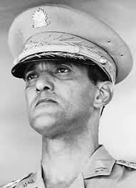 En 1991, le lieutenant-général, Joseph Raoul Cédras, renverse Jean Bertrand  Aristide élu des élections démocratiques de 1990. De 1991 à 1994, Joseph  Raoul Cédras gouverne le pays tandis que Jean-Bertrand Aristide se