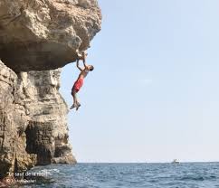 Patrick edlinger, celui qui incarne à lui seul l'escalade libre en france, s'en est allé vendredi 16 novembre dans la soirée, lui qui devait fêter jeudi prochain les trente ans de « la vie au bout des doigts » lors des rencontres du cinéma de montagne. Un Topo De Psicobloc Dans Le Sud De La France New Guidebook About Deep Water Soloing In South Of France