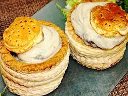 Tagliare a dadini piccolissimi il formaggio e il prosciutto cotto. Vol Au Vent Al Roquefort