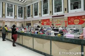 如同英国的经济紧急措施一样，美国这笔纾困法案承诺为为企业，城市和州制定5000亿美元的贷款计划 大部分成年人将得到1200美元的支票，家庭内每个儿童将获得500美元补助。 bbc经济事务记者安迪·维里蒂（andy verity ）认为，尽管此项纾困金额及规模巨大，仍不足以缓解美. P3rfbi8p9dijim