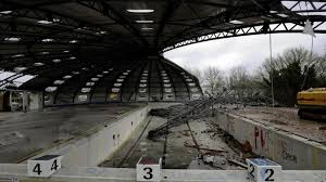 Aorès deux ans de travaux, la piscine tournesol a réouvert ses portes et. La Piscine Tournesol S Efface Petit A Petit Du Paysage