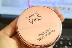 We like the eglips oil cut powder pact, in particular, which uses natural ingredients such as lavender, rosemary, peppermint to help control oil while keeping your skin smelling fresh! Lakme 9 To 5 Primer Matte Powder Compact Foundation Review Shades The Good Look Book