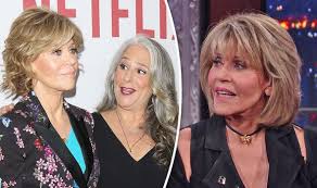 Grace's white palm leaf print jumpsuit on grace and frankie. Grace And Frankie Creator Reveals What Jane Fonda Is Really Like Tv Radio Showbiz Tv Express Co Uk