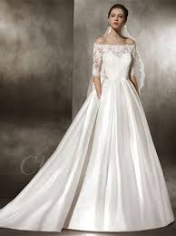 Brautkleider mit langen ärmeln kate middleton trug ein brautkleid mit langen ärmeln aus spitze bei ihrer hochzeit mit prinz william und sah wie eine verwunschene sie sind für euch geeignet, wenn ihr besonders elegant wirken möchtet und euch wohler fühlt im brautkleid, wenn die arme bedeckt sind. Designer A Linie Brautkleid Carmen Ausschnitt Schlicht Satin Spitze Mit Armel Taschen Schleppe