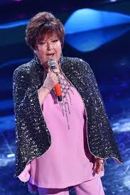 Orietta Berti A Sanremo 2021 In Versione Confetto Quarta Serata In Rosa Con Mantello E Tirapugni