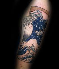 The great wave off kanagawa is not purely japanese in its style. 50 Tatouages De Vagues Japonaises Et Leur Signification