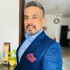 Balancing Logic and Emotions in Relationship Building