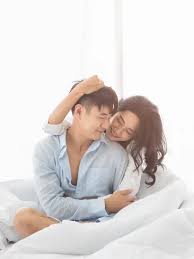 Ada beberapa hal yang wajib para suami lakukan jika ingin membuat istri bahagia di kamar. Dalam Sehari Maksimalnya Berapa Kali Suami Istri Bisa Berhubungan Intim Lifestyle Fimela Com