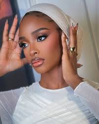 Trending hair styles for restocking: straight or curly hairs?