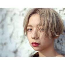 バックのコンパクトなフォルムに 前下がりの長めの前髪が 女性らしく優しい印象に ツヤっぽく ラフな動きがこなれ感のポイント ショートのヘアスタイル ハンサムショート ヘアスタイル