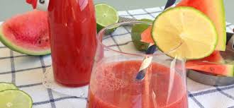 Préparez facilement de l'eau aromatisée avec une bouteille à infuseur de fruits. Agua Fresca Eau De Pasteque Cecilecooks