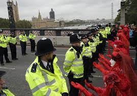 That the government declares a climate and ecological emergency, recognising the need for rapid transformation of our economic system.; Sie Sind Da Die Bildproteste Der Extinction Rebellion Uberziehen Die Grossstadte