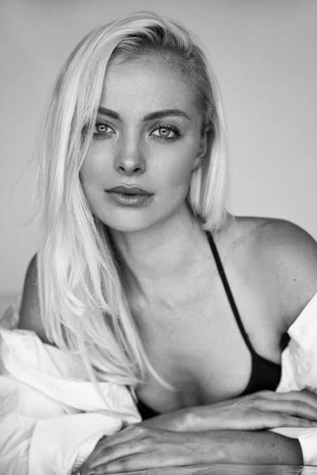 Retrato de Mujer con Top Negro de Tirantes · Foto de stock gratuita