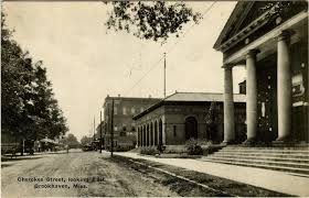 A View Of The Post Office Building And Cherokee Street In Brookhaven There Is Tons Of Rich History To Be Seen Around Brookhaven Mississippi Brookhaven Mississippi Small Towns