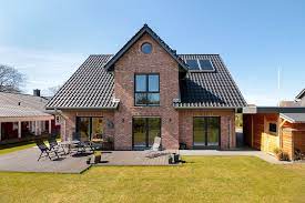maritimes einfamilienhaus mit giebel und bullauge von eco system haus architektur haus einfamilienhaus haus