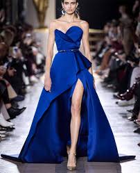 Линию alta moda доменико дольче и стефано габбана основали на сицилии в 2012 году, и недавнее шоу стало своеобразным праздником ностальгии и возвращения к истокам. Abito Lungo Blu Elegante Disegni Vestito Alta Moda Elie Saab Abiti Alta Sartoria