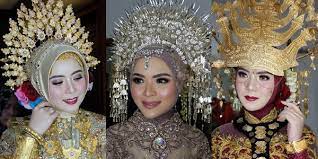 Kebaya jawa hijab hitam ini adalah salah satu ciri khas pengantin jawa, ditambah lagi dengan balutan kain bawahan batik cokelat sehingga lebih kontras dengan adat jawanya. 12 Ide Mahkota Adat Pengantin Dipadukan Dengan Hijab Kata Siapa Nggak Bagus