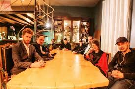 Bouger de cadre le confort a bien des défauts tu tomberais sous le charme tu fondrais sous des mots les. Angers Le Voyou Prof Voudrait Voir Sa Vie Sur Netflix Angers Maville Com