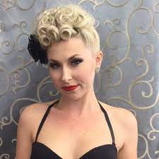 Due to some stunning curls you get a nice loose hairstyle. 38 Easy Retro Vintage Hairstyles To Try This Year