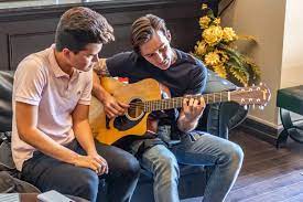 Megan gives an ecstatic drake a guitar autographed by the lead singer of a band he loves, but josh accidentally sets his brother's prized possession on fire. Actor And Musician Drake Bell Gets Close And Personal With Fans