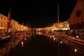 Ottima l'offerta di bar, chioschi, pizzerie e ristoranti, adatti a tutti i gusti e a tutte le tasche. Cesenatico Porto Canale Di Sera Iv Mapio Net