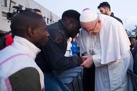 Résultat de recherche d'images pour "pope kissing feet"