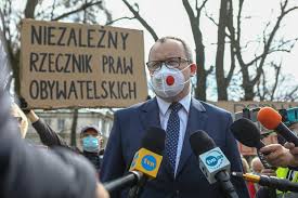 Działania rpo w sprawach obywateli i bieżące relacje ze stanu przestrzegania konstytucyjnych praw i wolności. Okrzyki Hanba I Hymn Przed Siedziba Tk Adam Bodnar Zaapelowal