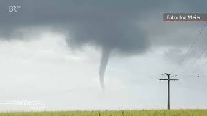 Experts say a tornado may be to blame.a storm. Tornado In Ostfriesland Sturm Deckt Hauser Ab Br24