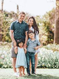Easy Easter Outfit Ideas For The Family Styling Howto Cute Little Family Photo Outfits Family Photoshoot Outfits Fall Family Photo Outfits
