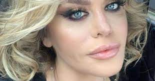 Fără gene false, fond de ten, ruj si farduri, blonda şi roşcata trec. Loredana Groza S A AfiÈ™at FÄƒrÄƒ Pic De Machiaj Stirescu Ro