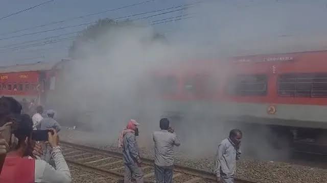 Fire in Duronto Express: বাংলায় চলন্ত ট্রেনের চাকায় আগুন! দুরন্ত আতঙ্কে যাত্রীরা
