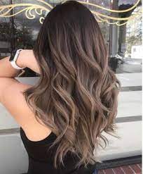 Mittellange dunkelbraune haare mit blonden strähnen, welliges haar, hellblaue bluse mit langen lange haare mit dunkelbraunem ansatz und hellbraunen strähnen mit locken, gefärbtes haar mit glanzreflexen, frauenjacke aus denim in. Wie Viel Wurde Diese Frisur Kosten Haare